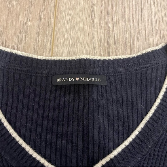 Brandy Melville navy knit v-neck cropped longsleeve - Picture 2 of 4